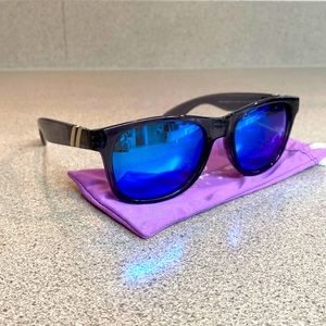 Never worn Tipsy Goat polarized Blenders!!